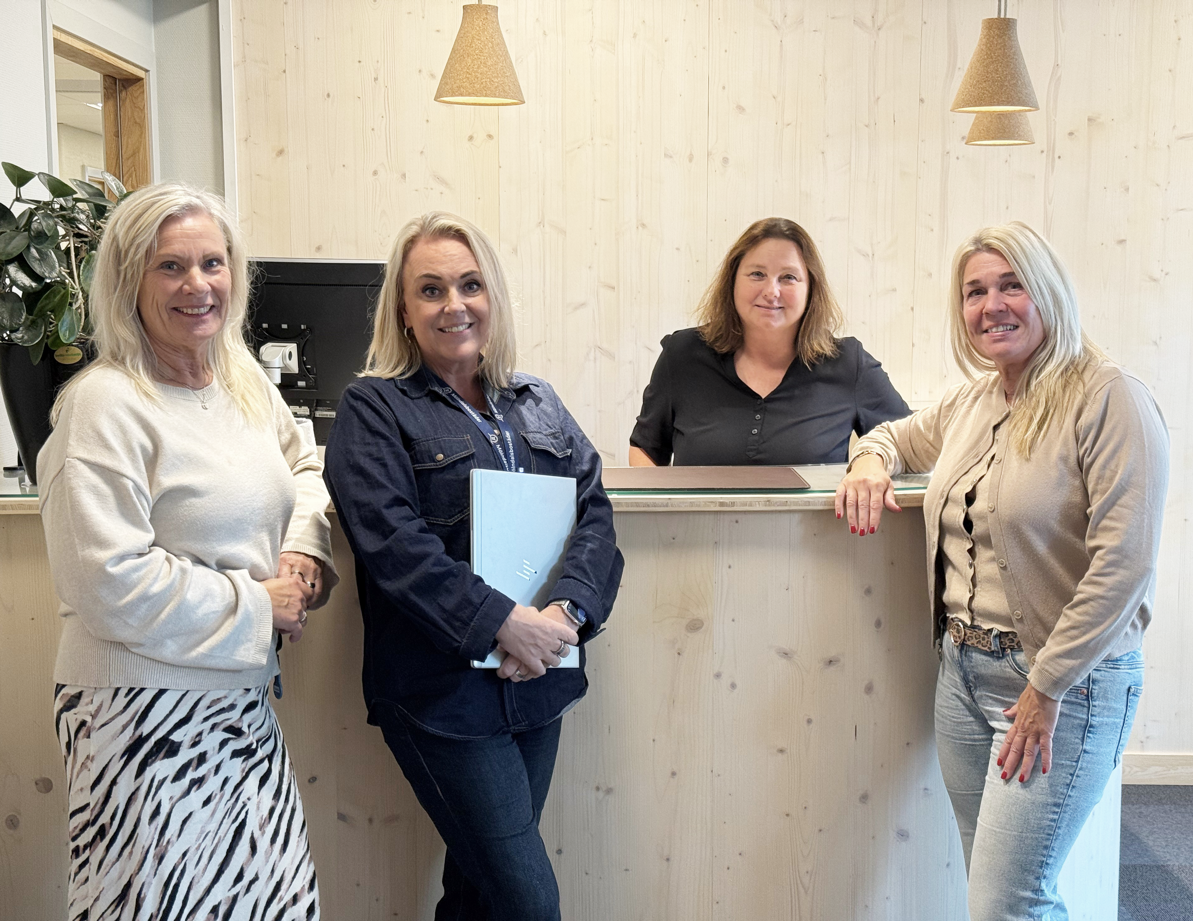 Medarbetarporträtt på fyra kvinnor som arbetar på Mölndalsbostäder i en kundscentermottagning