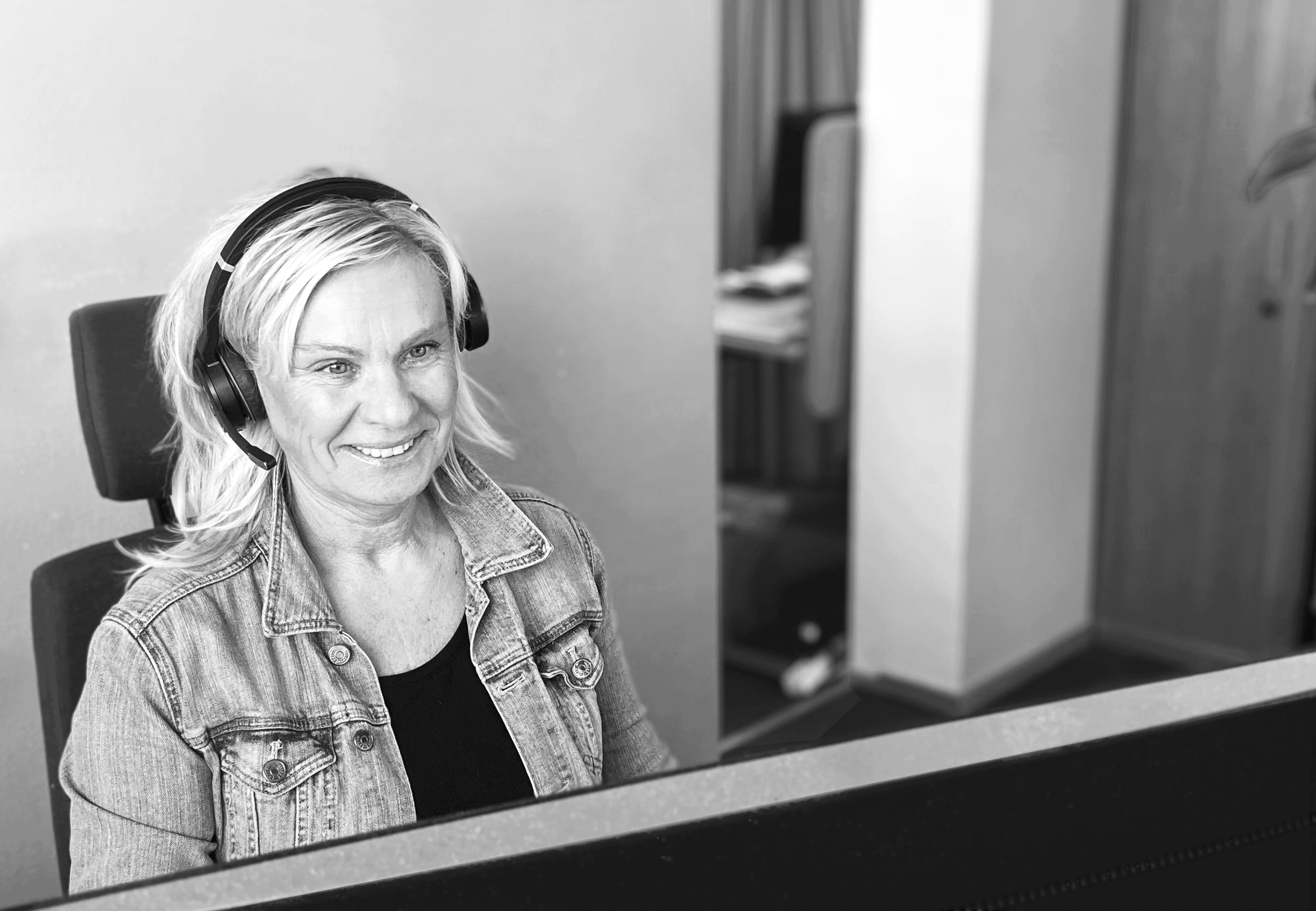 Kundservice personal med headset som pratar i telefon med en hyresgäst.