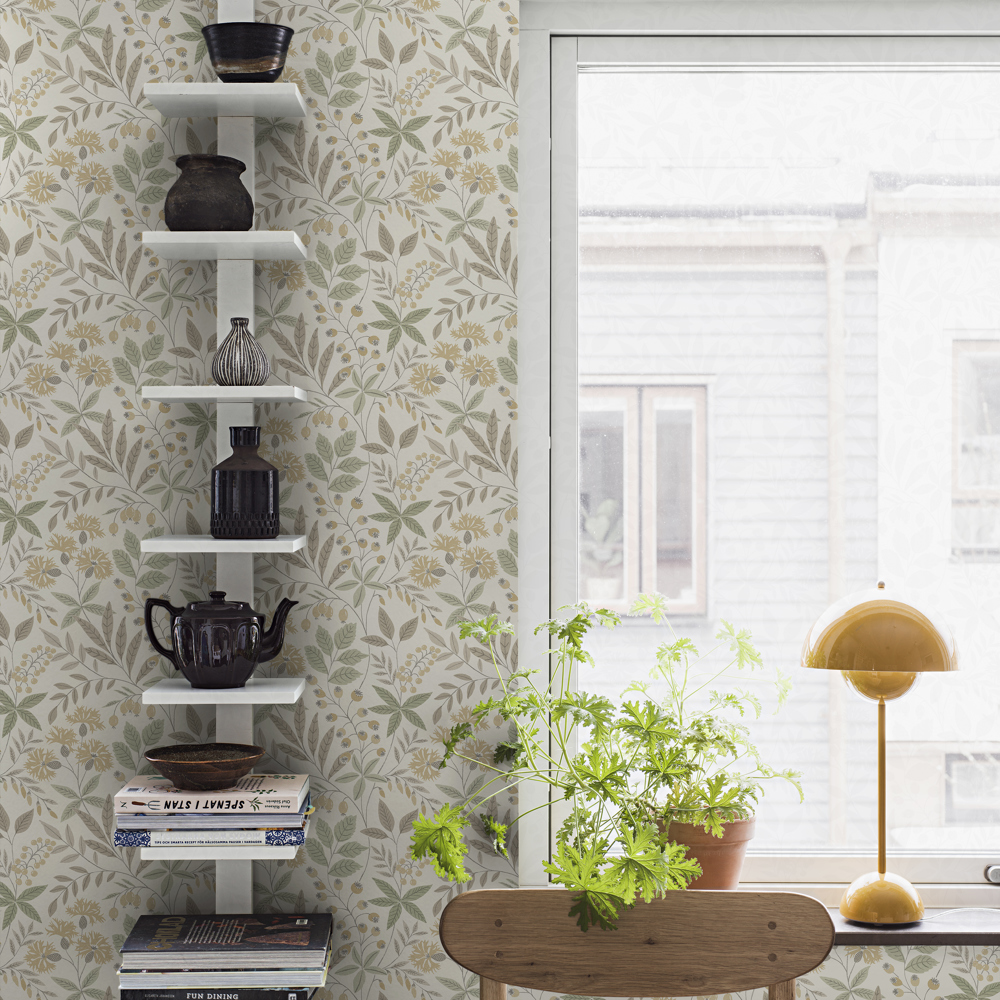 Ett hem med en blommig tapet i grönt.
